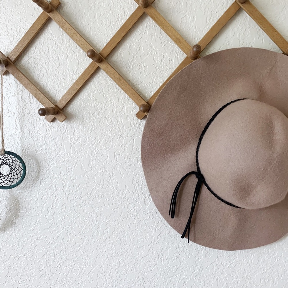 Tan Hat - Picture 2 of 7